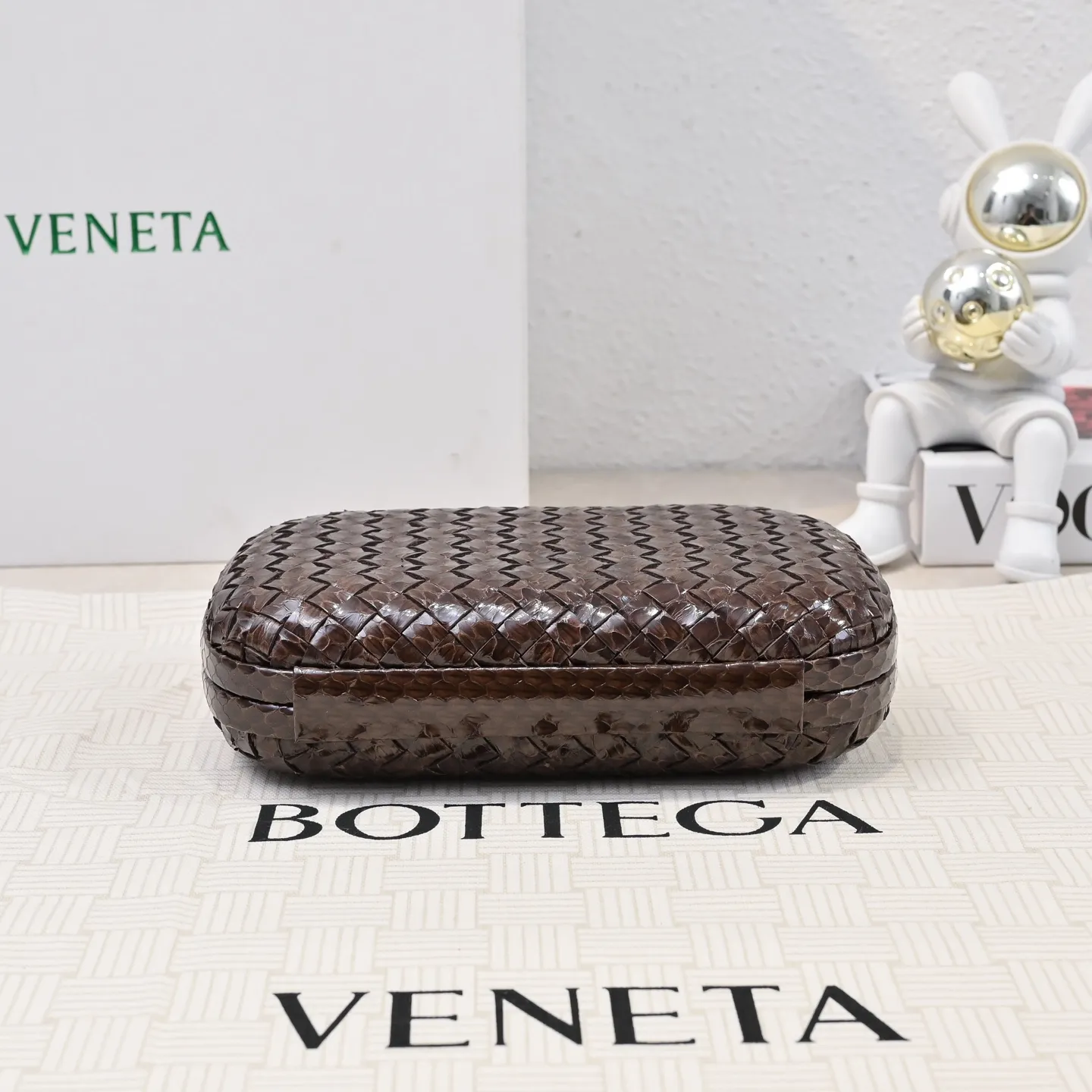 Batch 1860 #BV Knot snakeskin woven evening bag series 🐍 Fashion choice Rare snakeskin bags are full of charm 🌟Using snakeskin pattern woven with knot buckle, the unique texture makes you feel a different kind of refinement and elegance when you touch it 🎀 Its luster is low-key and luxurious, whether it is in the sun or under the light, it can reflect the charming colors 🌈 Holding it in your hand or hanging on your wrist will make you look more elegant and charming✨✨ Model: 717622 Size: 20x12x5.5